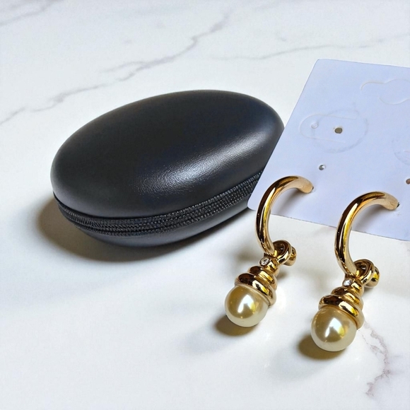 Vintage Gold and Cream Pearl Fuax Pearl Earrings - Picture 3 of 17